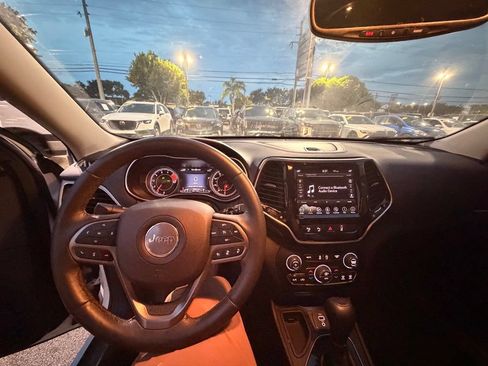 Used 2019 Jeep Cherokee Limited w/ Technology Group FWD image 9