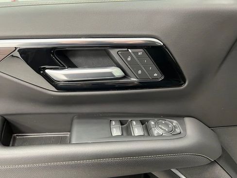 Used 2025 Chevrolet Suburban Premier AWD/4WD image 23