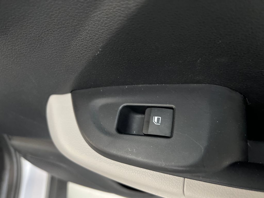 Used 2025 Hyundai Venue SEL FWD image 25