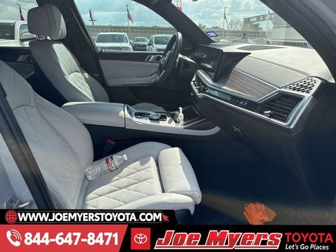 Used 2024 BMW X7 xDrive40i w/ M Sport Package image 3