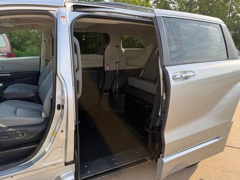 Used 2023 Toyota Sienna XLE w/ XLE Plus Package FWD image 24