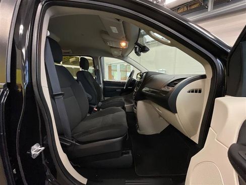 Used 2019 Dodge Grand Caravan SE image 24