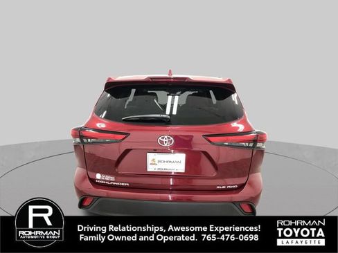 Used 2021 Toyota Highlander XLE AWD/4WD image 6