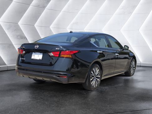 Used 2024 Nissan Altima 2.5 SV FWD image 3