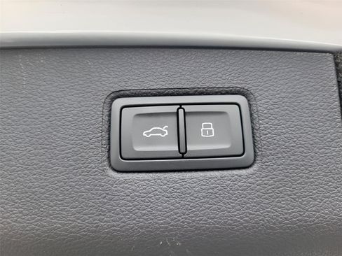 Used 2023 Bentley Bentayga Extended Wheelbase AWD/4WD image 27