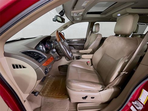 Used 2014 Chrysler Town & Country Limited w/ Luxury Group FWD image 23