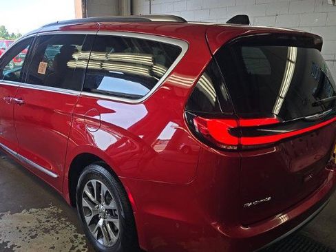 Used 2025 Chrysler Pacifica Pinnacle FWD image 6