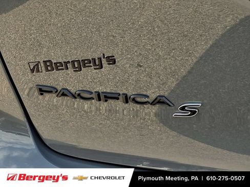 Used 2025 Chrysler Pacifica Limited FWD image 34