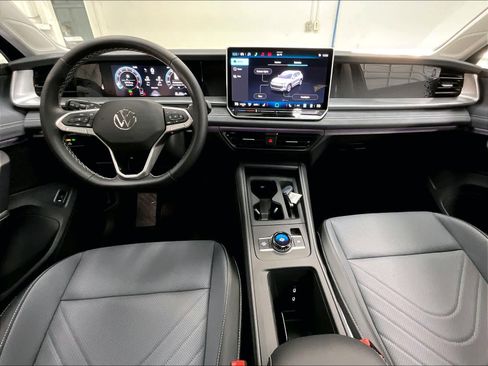 New 2026 Volkswagen Tiguan SE image 7