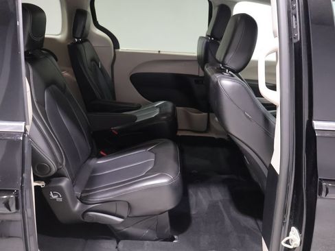 Used 2024 Chrysler Pacifica Touring-L FWD image 22