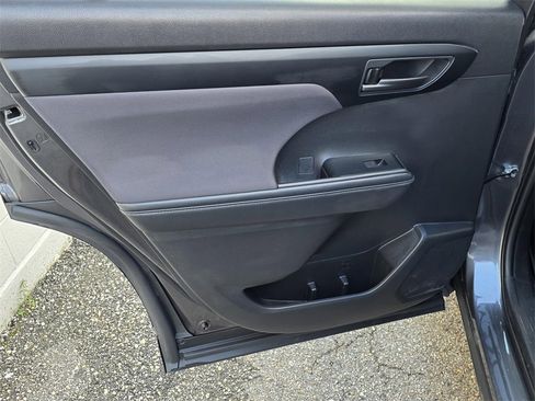 Used 2023 Toyota Highlander LE image 34