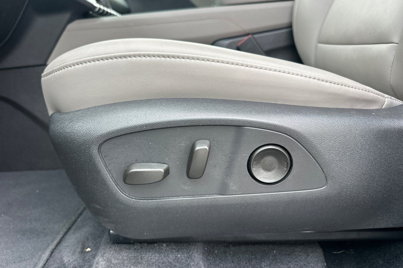 Used 2026 GMC Acadia Elevation w/ Elevation Premium Package FWD image 13