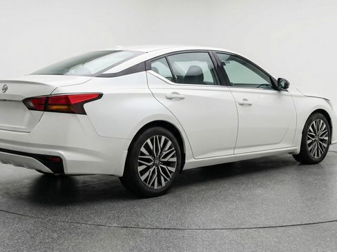 Used 2025 Nissan Altima 2.5 SV FWD image 9