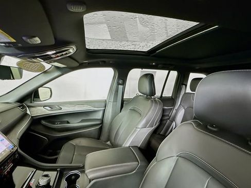 Used 2025 Jeep Grand Cherokee Limited w/ Luxury Tech Group II image 21