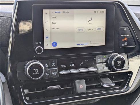 Used 2023 Toyota Highlander XLE image 17