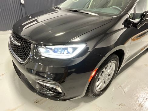 Used 2024 Chrysler Pacifica Touring-L image 25