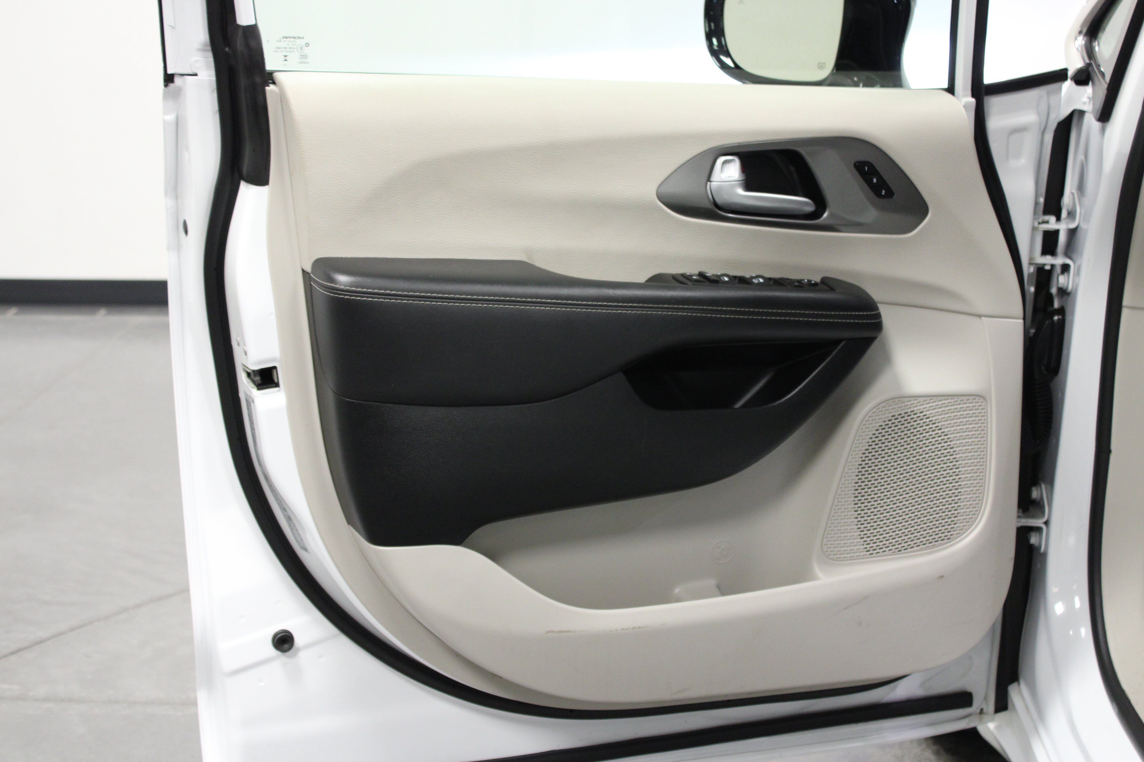 Used 2024 Chrysler Pacifica Touring-L FWD image 11
