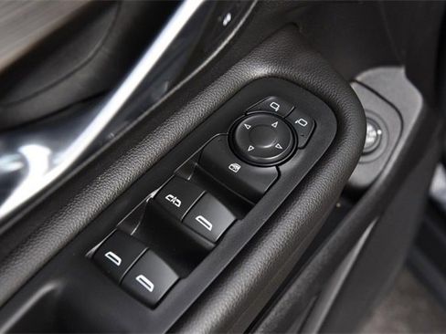 Used 2023 GMC Terrain SLE w/ Driver Convenience Package image 8