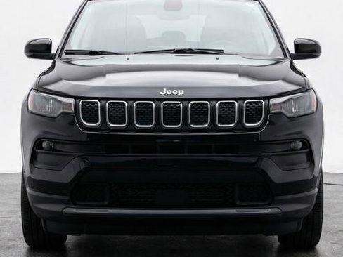 Used 2025 Jeep Compass Latitude image 2