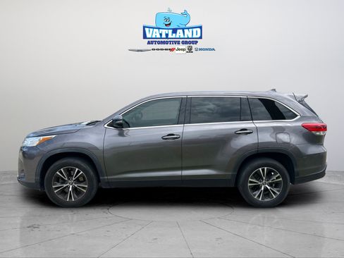 Used 2019 Toyota Highlander Plus FWD image 2
