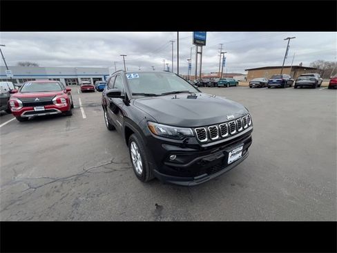 Used 2025 Jeep Compass Latitude image 2