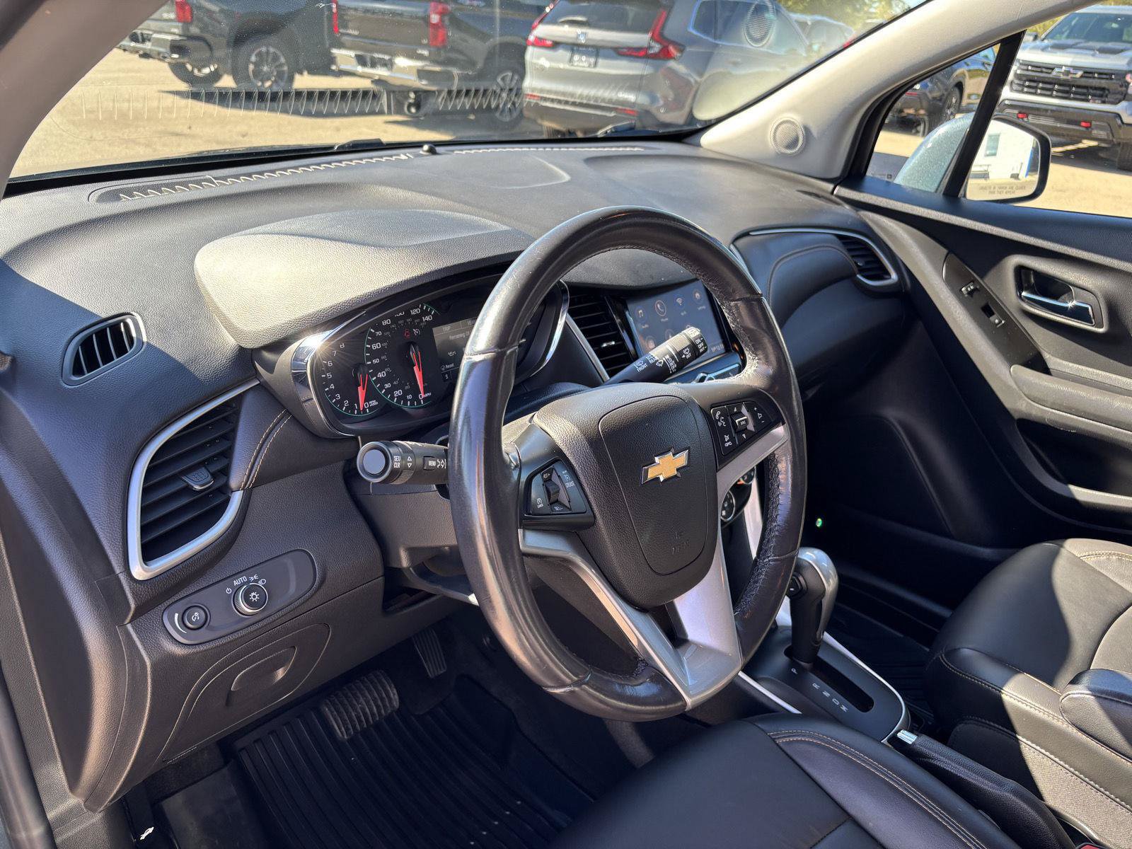 Used 2021 Chevrolet Trax LT w/ Premium Seat Package AWD/4WD image 18