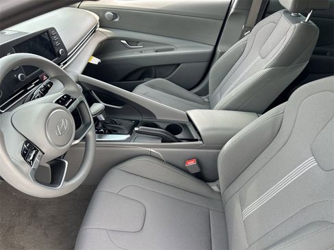 New 2025 Hyundai Elantra SE image 18