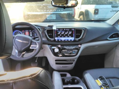 Used 2024 Chrysler Pacifica Touring-L FWD image 4
