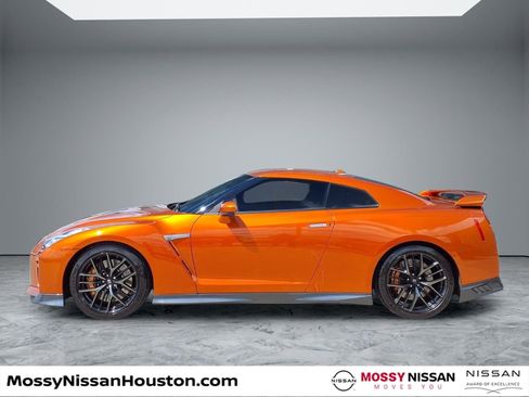 Used 2018 Nissan GT-R Premium w/ Premium Interior Package AWD/4WD image 6