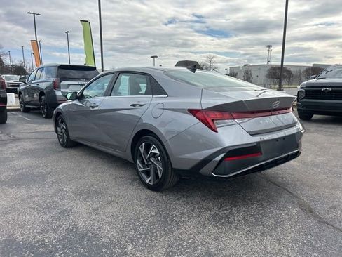 Used 2025 Hyundai Elantra SEL image 5