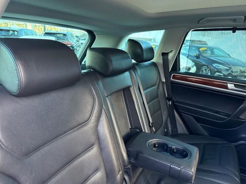 Used 2011 Volkswagen Touareg Hybrid image 30