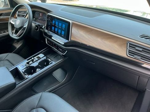Used 2025 Volkswagen Atlas SE FWD image 17