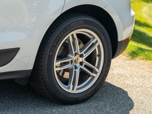 Certified 2021 Porsche Macan AWD/4WD image 11