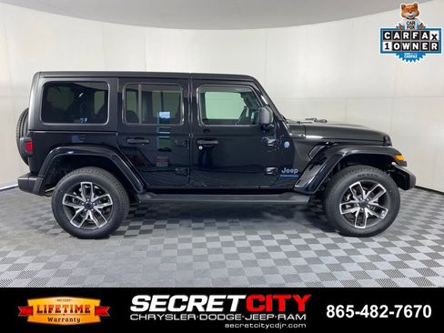 Used 2024 Jeep Wrangler Unlimited w/ Convenience Group AWD/4WD image 8