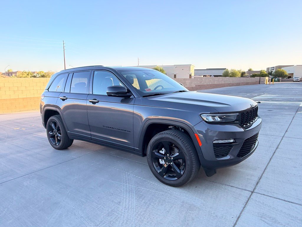 Used 2025 Jeep Grand Cherokee Limited w/ Black Appearance Package RWD image 4