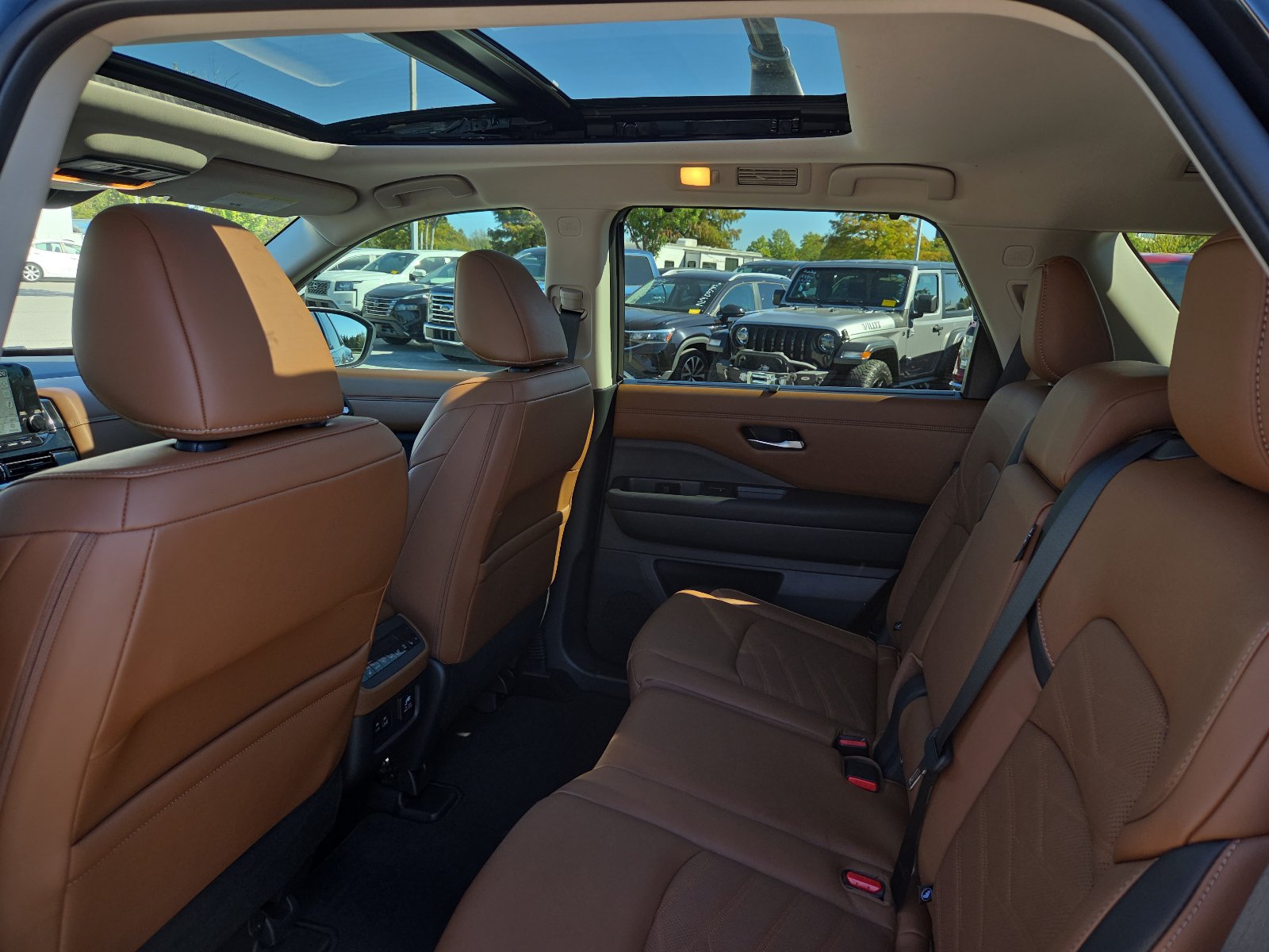 Used 2024 Nissan Pathfinder Platinum w/ Cargo Package AWD/4WD image 10
