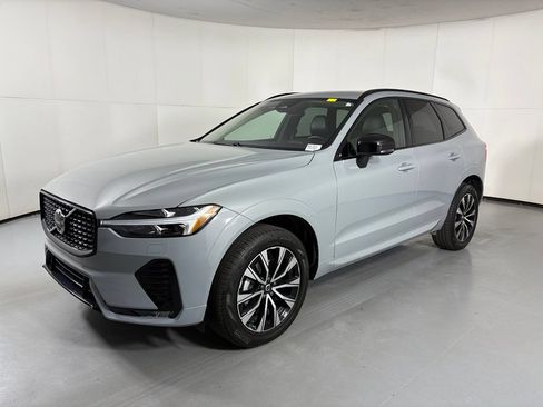 Used 2025 Volvo XC60 B5 Core AWD/4WD image 4
