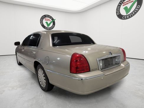 Used 2004 Lincoln Town Car Signature RWD image 3