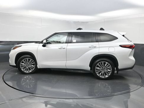 Used 2024 Toyota Highlander Platinum AWD/4WD image 44
