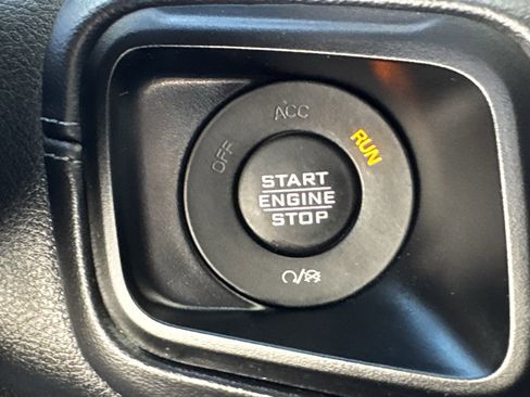 Used 2025 Jeep Wrangler Sahara image 24