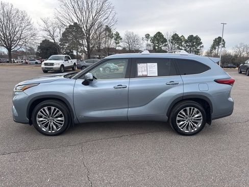 Used 2022 Toyota Highlander Platinum image 2