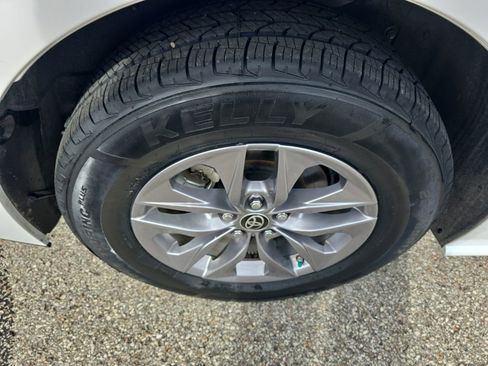 Used 2024 Toyota Sienna XLE image 38