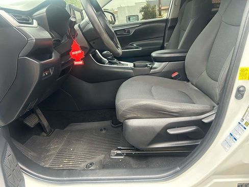 Used 2021 Toyota RAV4 LE AWD/4WD image 6