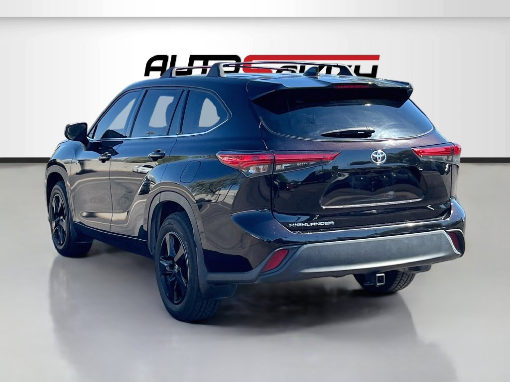 Used 2021 Toyota Highlander L FWD image 5