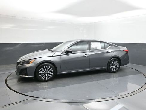Used 2025 Nissan Altima 2.5 SV image 30
