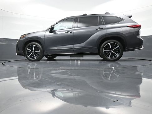 Certified 2021 Toyota Highlander XSE image 34