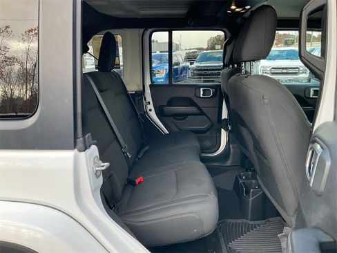 Used 2020 Jeep Wrangler Unlimited Sahara image 13