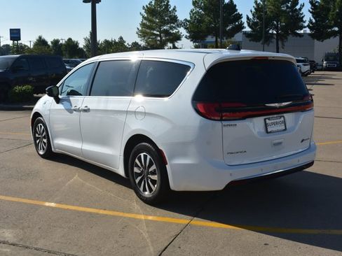 Used 2024 Chrysler Pacifica Limited FWD image 9