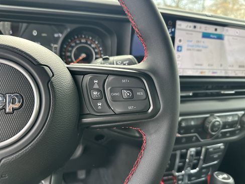 Used 2024 Jeep Wrangler Unlimited Rubicon w/ Technology Group image 29