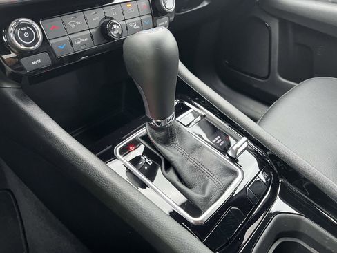 Certified 2025 Jeep Compass Limited image 37